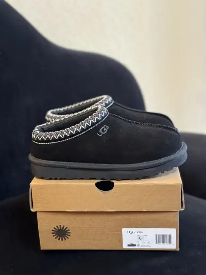 UGG 民族风薄底 GY 原代工厂隆丰A级真羊毛皮一体完全遵循正平正品,精选A级羊皮毛一体材质,内里毛绒如云朵般包裹双脚,白带恒温属性一寒锁温抗冻,股季透气排湿,让双脚时刻处于干爽舒适的状态,轻量化设计搭配柔韧鞋底,每一步都似踩在软垫上,再加上贴合足型的弧度与足跟支撑,无论是居家休憩,外出通勤还是日常跑腿,全天行走也无负担. 从经典高筒靴到简约拖鞋,从基础中性色到潮流设计,既能与牛仔裤、卫衣打造随性日常,也能搭配裙子、男女同款更能轻松适配情侣穿搭. 优质羊皮毛天生耐磨损,搭配扎实工艺与防水科技加持,能抵御日常磨损与雨雪侵袭.一双穿数年仍能保持柔软质感💪🏻